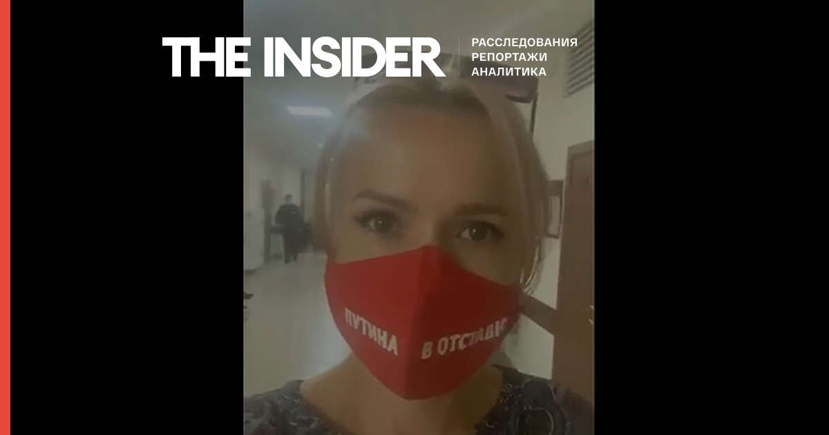 У Барнаулі активістку оштрафували за маску з написом «Путіна у відставку»