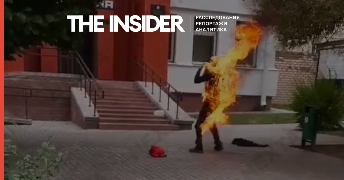 У Білорусі чоловік підпалив себе біля будівлі міліції