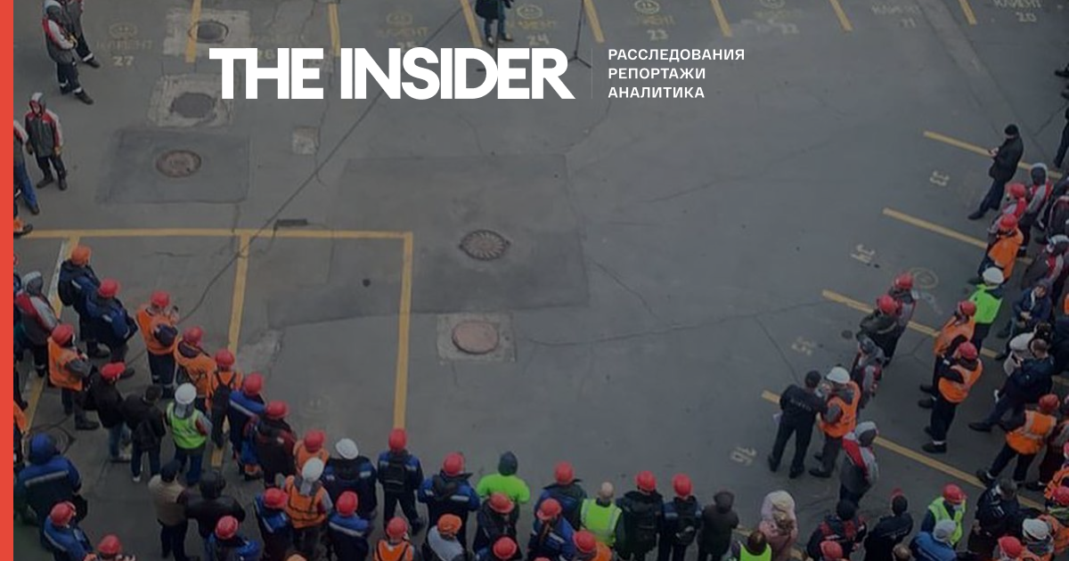 Мітингувальники у Владивостоці докери закидали касками приїхала начальство - відео