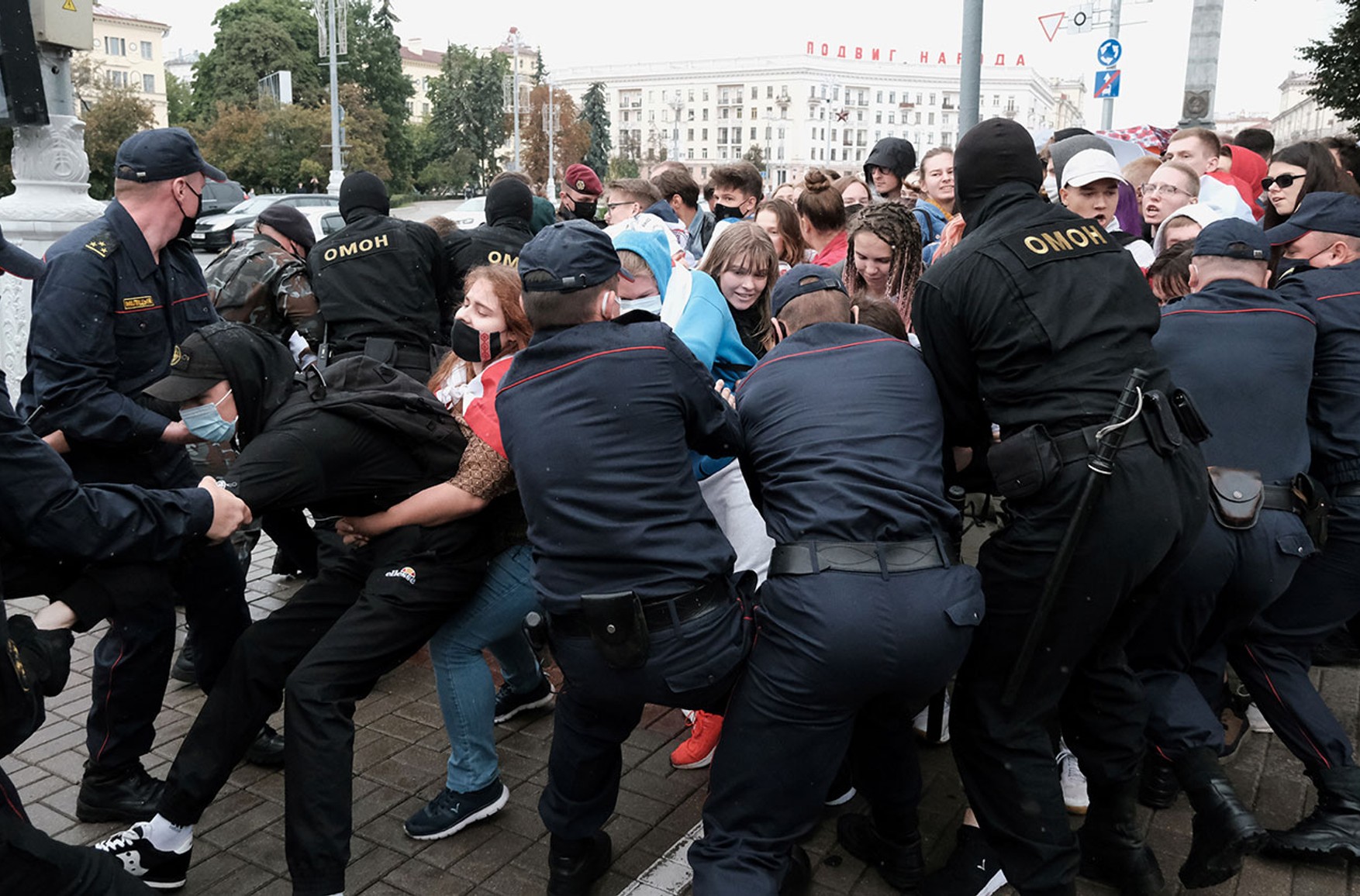 У центрі Мінська силовики жорстко розганяють протестувальників