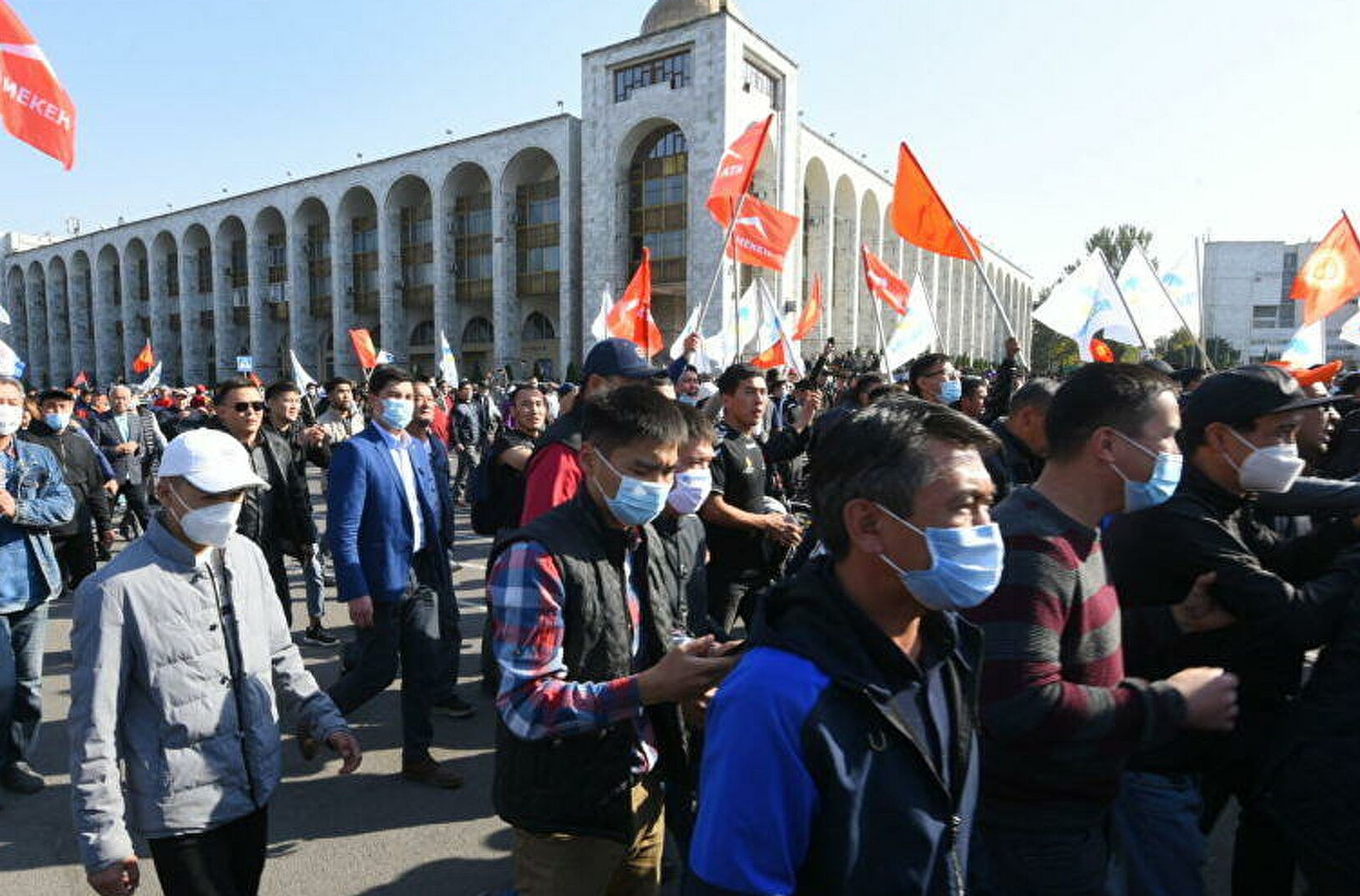 У урядової будівлі в Бішкеку сотні протестувальників вимагають відставки президента Киргизії