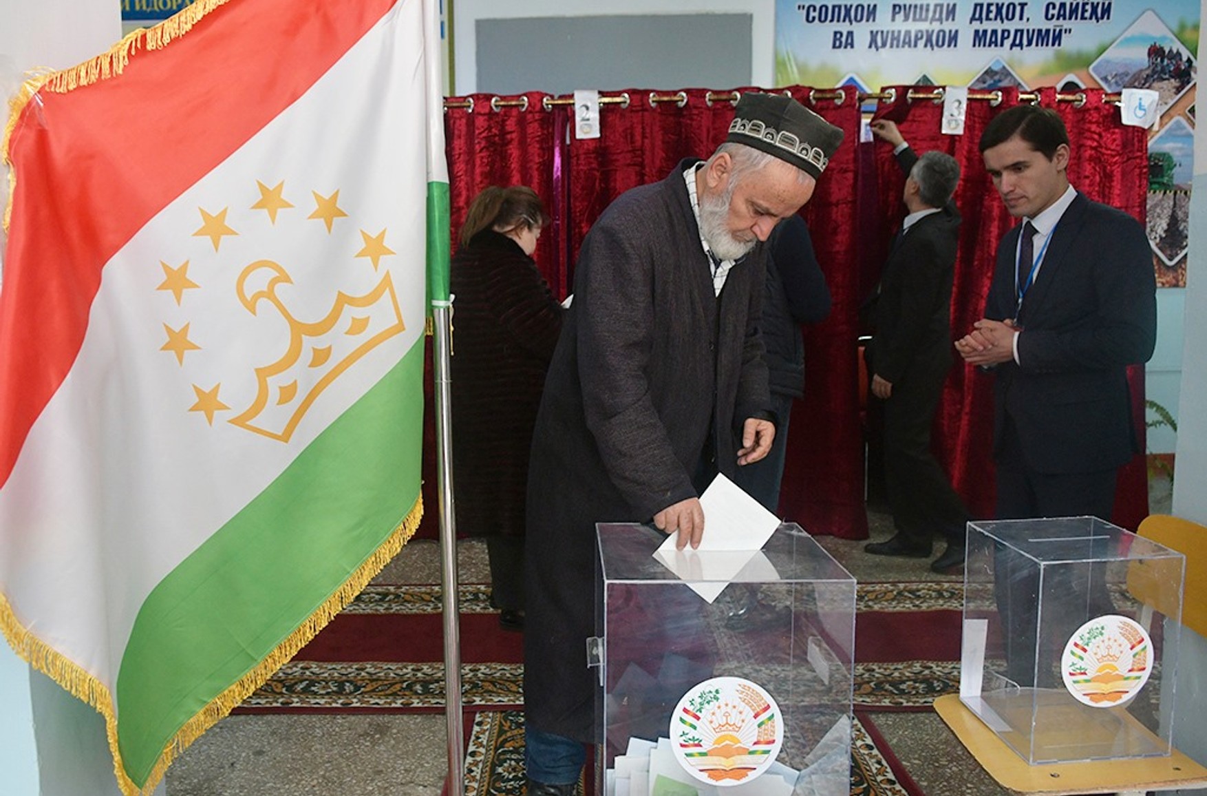 У Таджикистані відбулися президентські вибори. Чинний президент балотувався на п'ятий термін