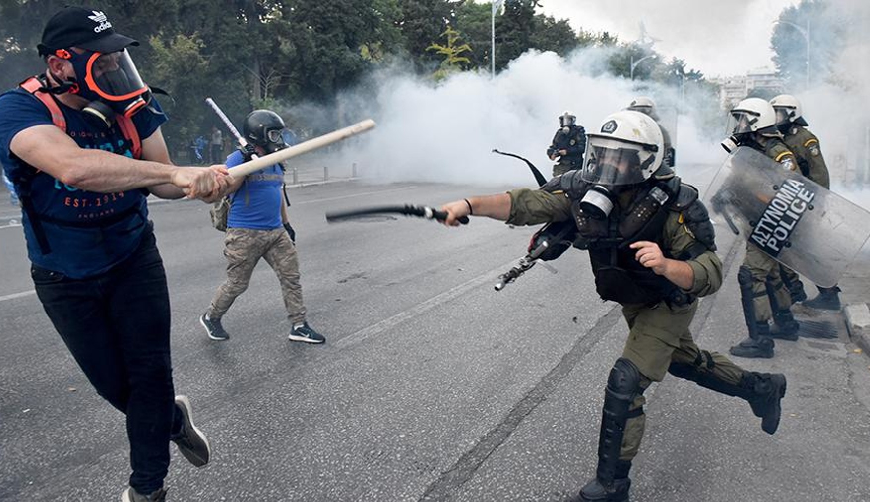 У Бішкеку проти протестуючих застосували світлошумові гранати і сльозогінний газ