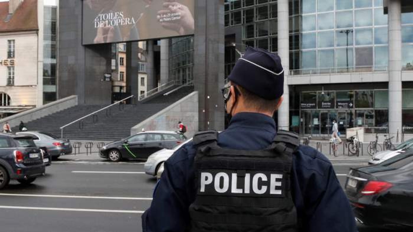 У справі про вбивство вчителя в Парижі затримано вже 9 осіб