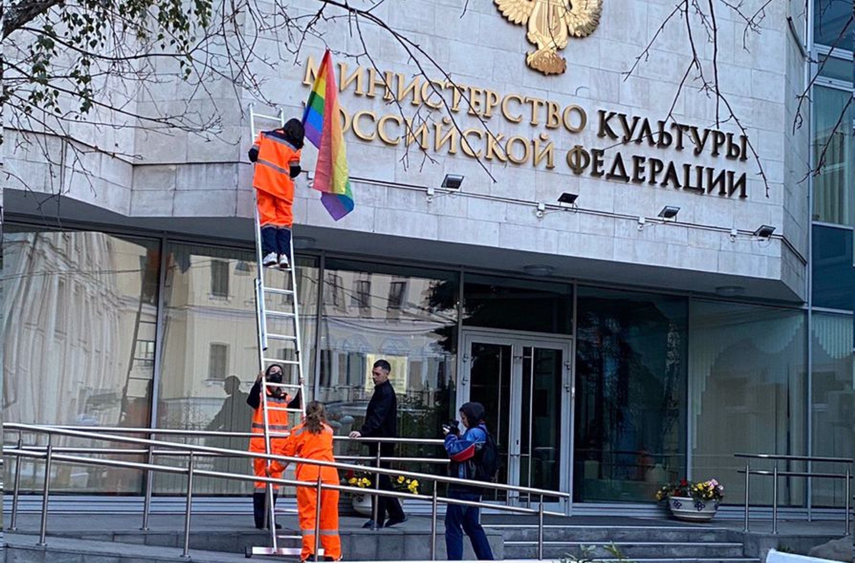 Активісти Pussy Riot вивісили райдужні прапори на будівлі ФСБ на Луб'янці, адміністрації президента і Міністерстві культури