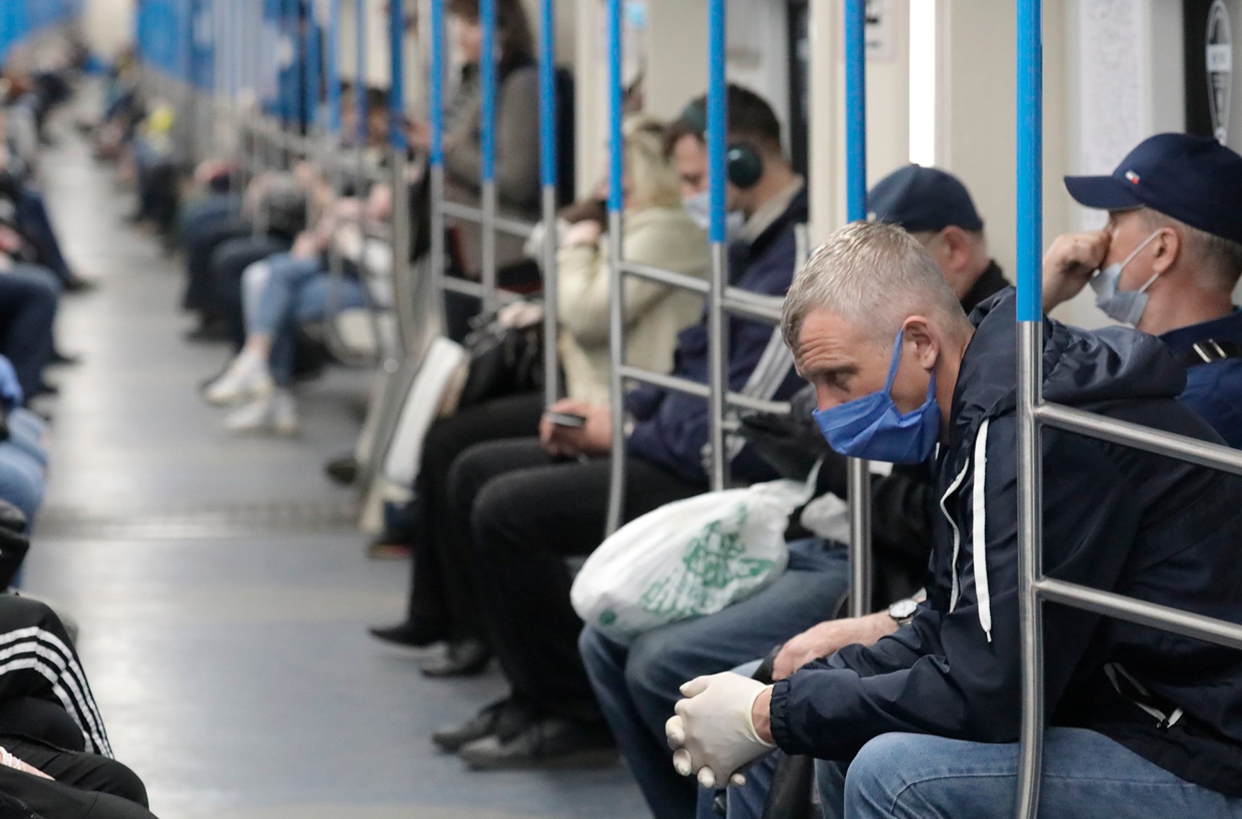 Перевірки наявності у пасажирів масок і рукавичок з 19 жовтня будуть проходити на всіх станціях московського метро