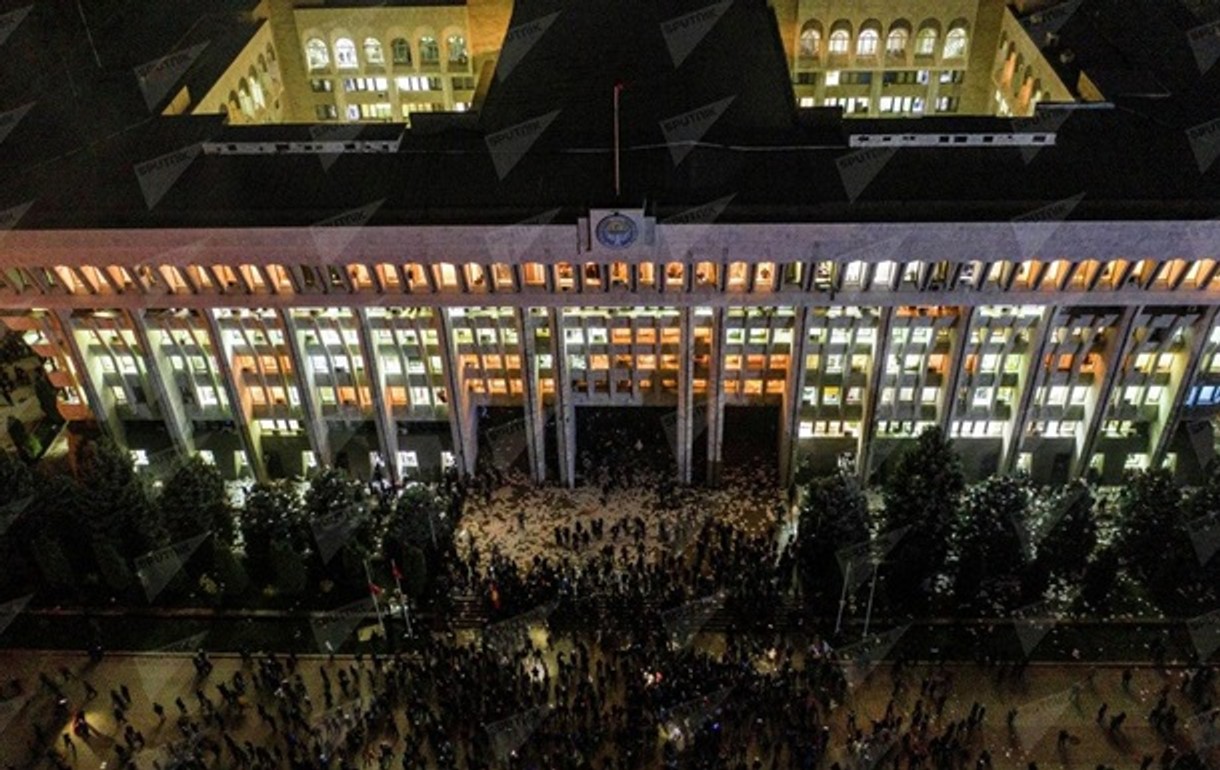 Протестуючі в Бішкеку прорвалися в будівлю парламенту