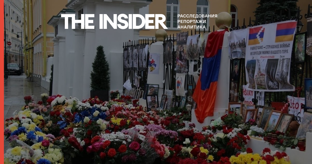 Люди несуть квіти з посольствами Азербайджану і Вірменії в Москві
