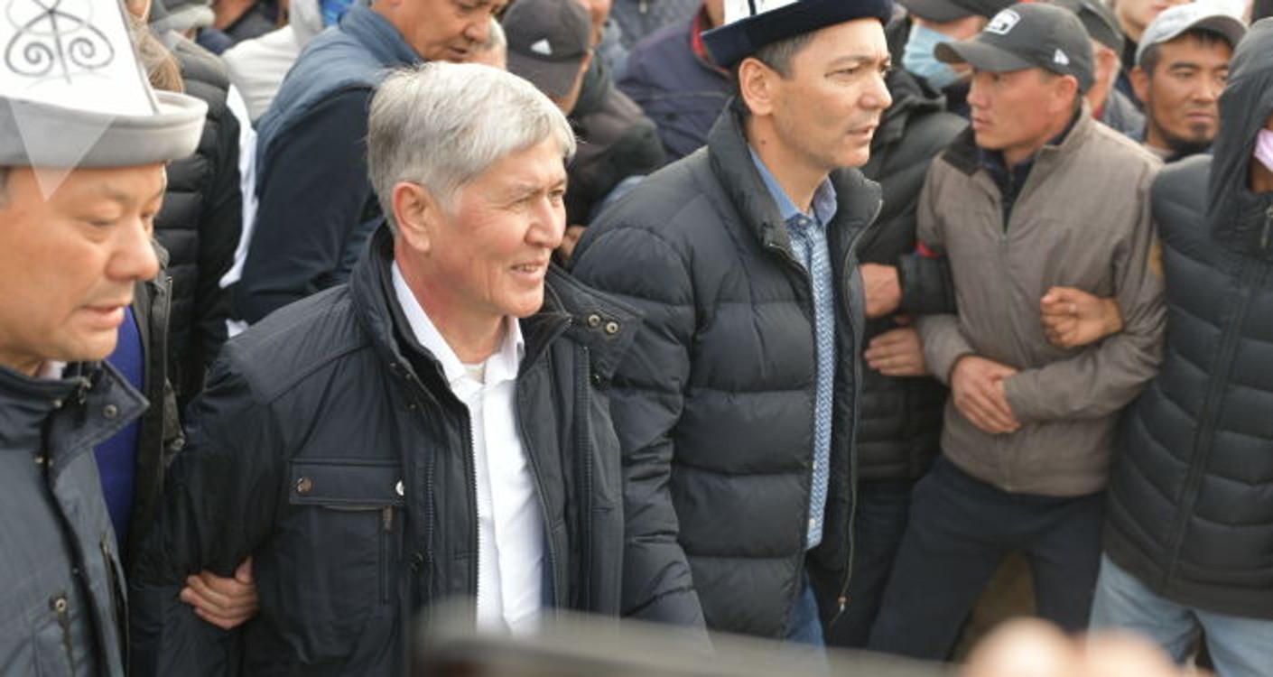 У Киргизії обстріляли машину з екс-президентом Алмазбеком Атамбаєвим
