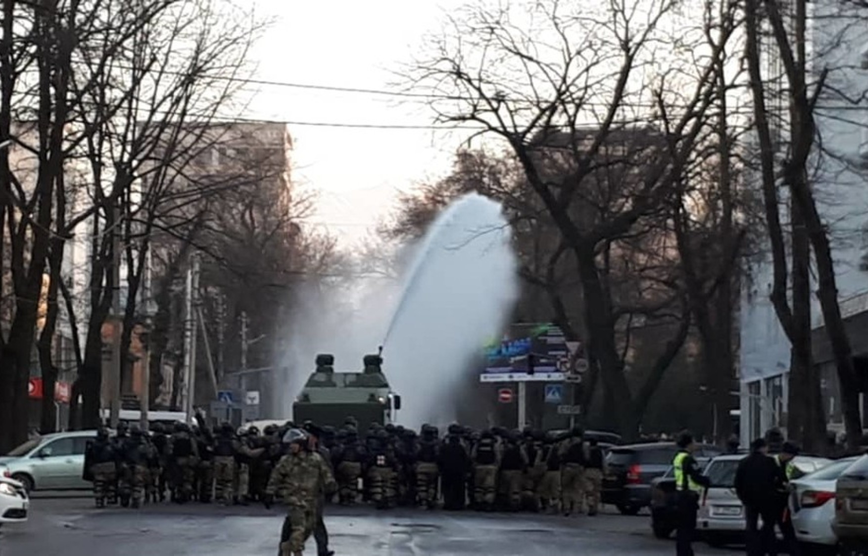 Більше 100 людей постраждали під час розгону мітингу в Бішкеку