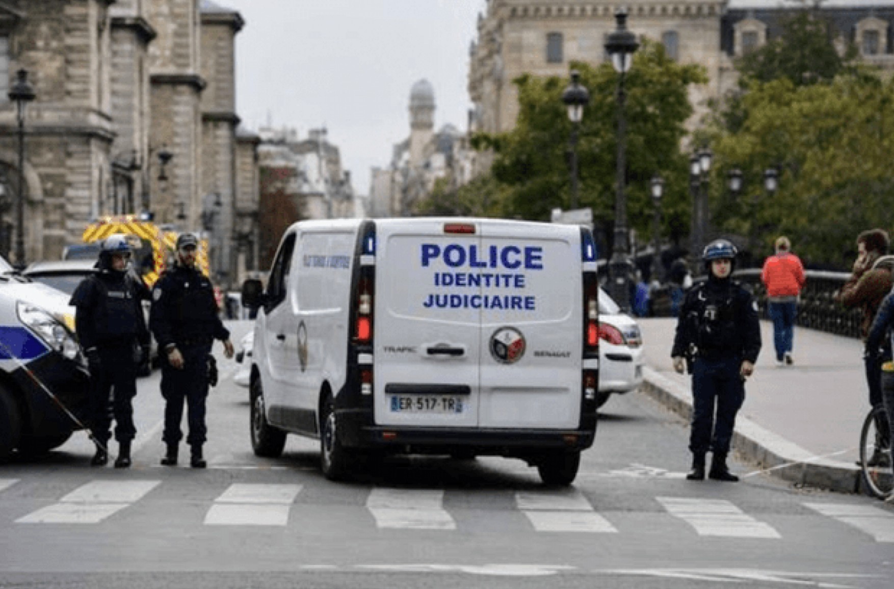 Понад 40 людей з піротехнікою напали на поліцейську дільницю під Парижем - відео