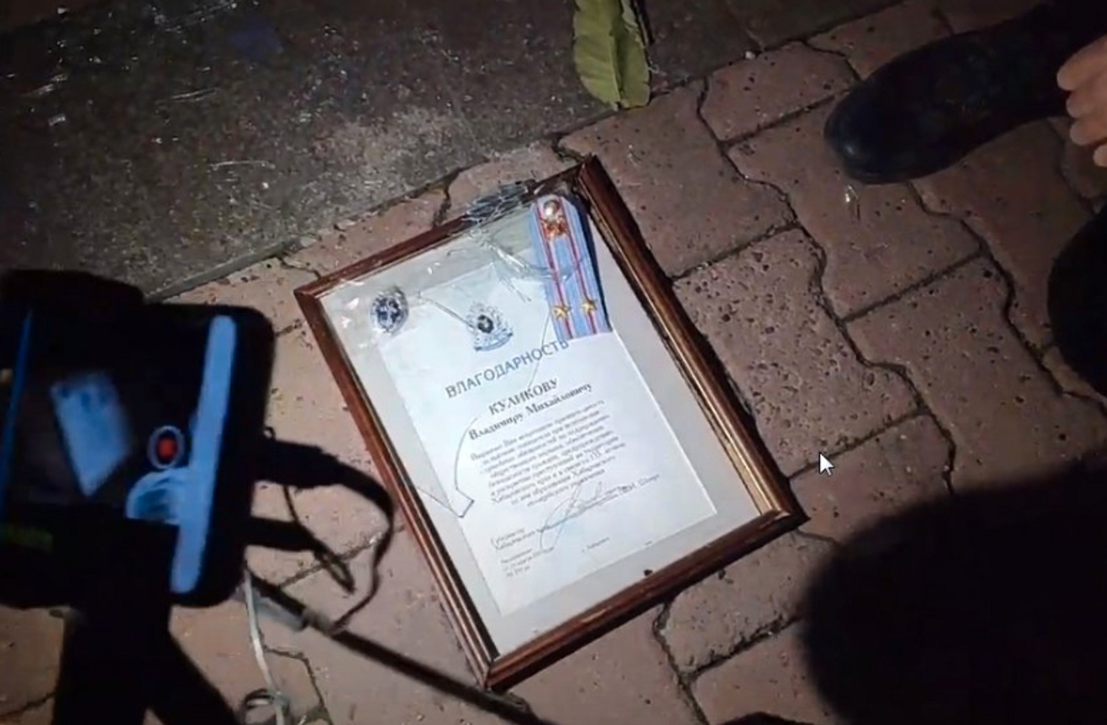 У Хабаровську ще один поліцейський демонстративно викинув свої нагороди і відмовився від служби