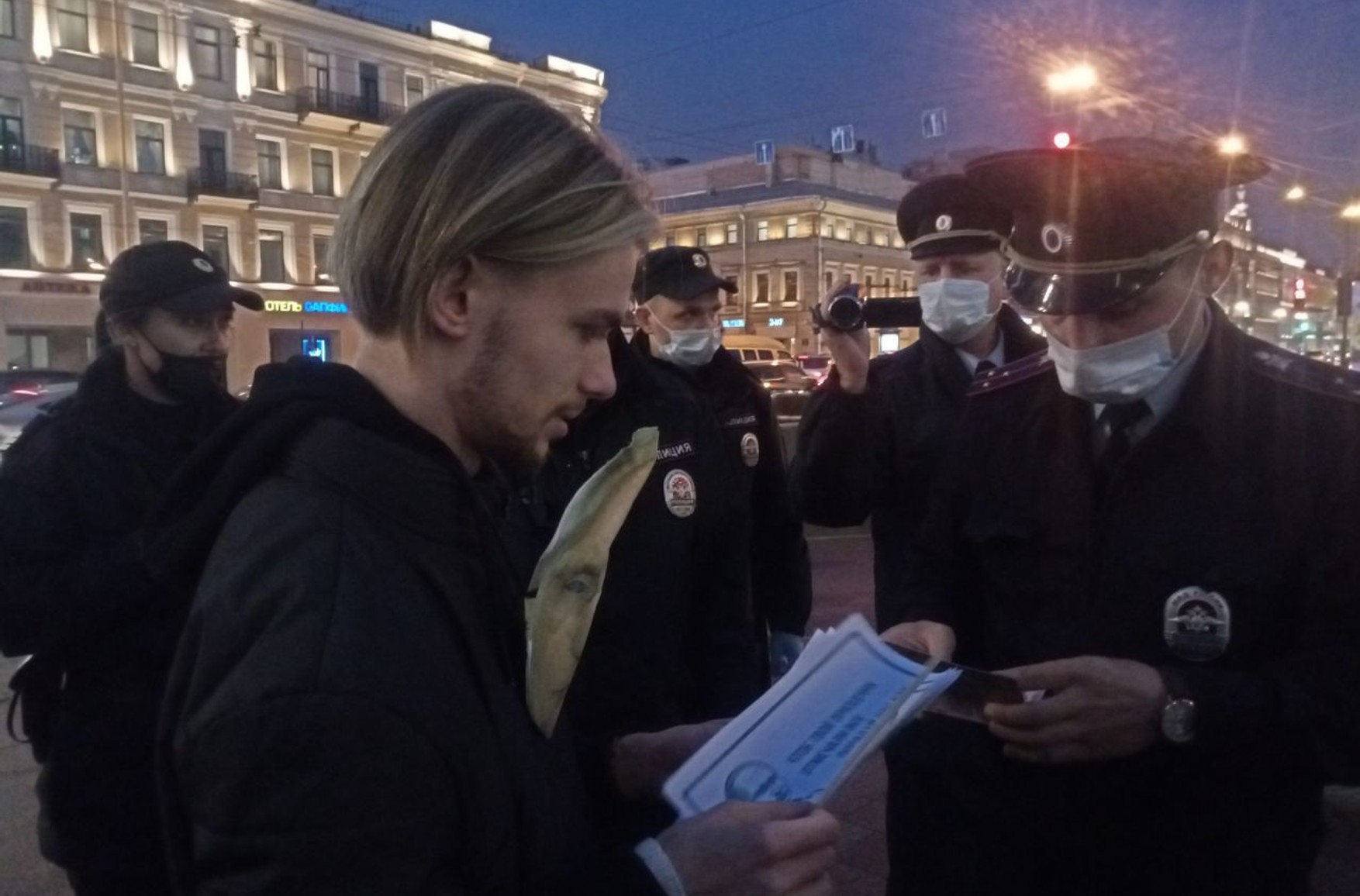 У Петербурзі затримали активістів, які роздавали листівки до дня народження Путіна