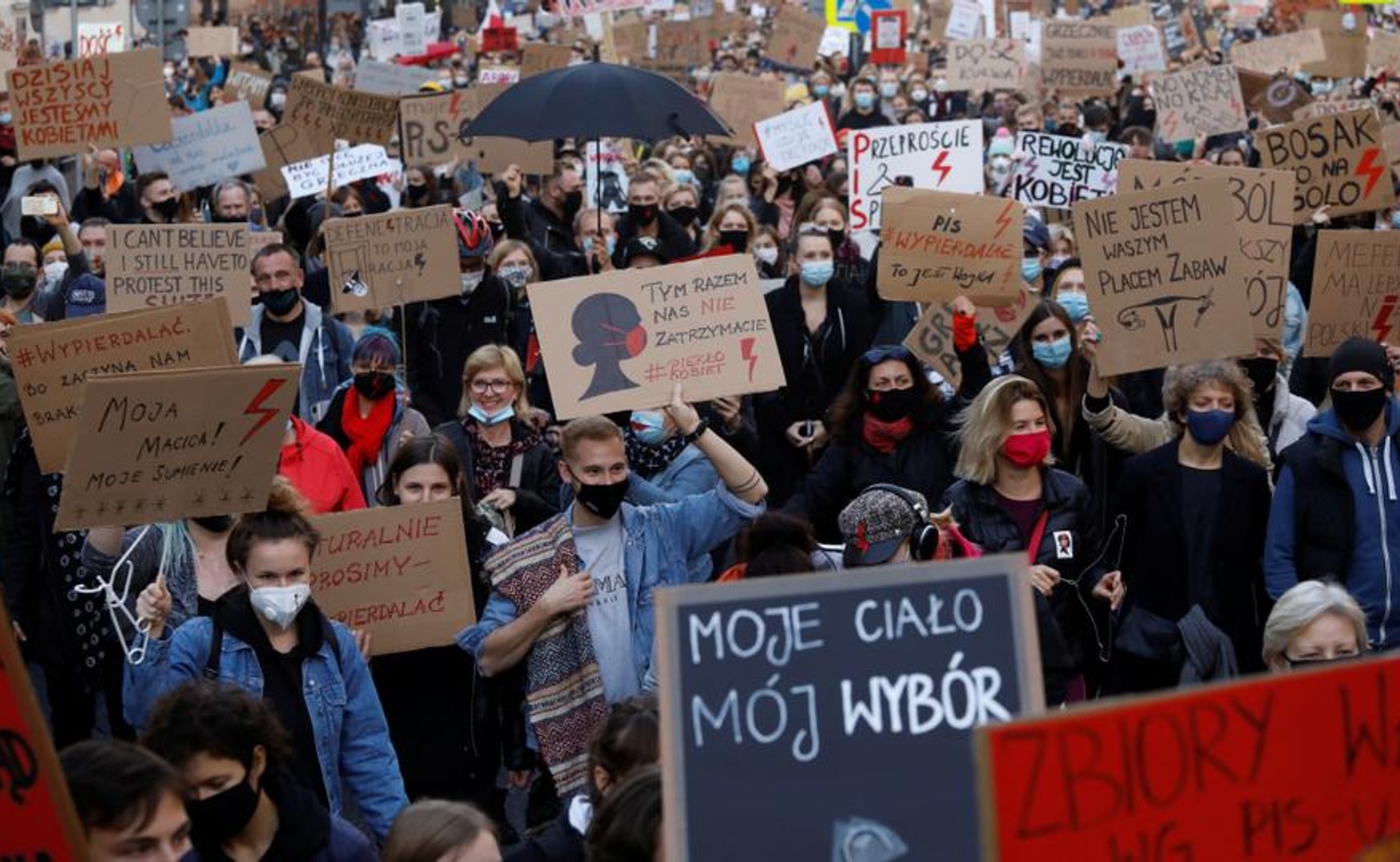На мітинг проти заборони абортів в Польщі вийшли 100 тисяч людей