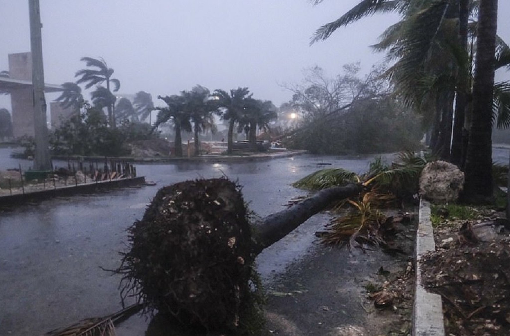 Ураган «Дельта» залишив без світла понад 260 тисяч жителів Мексики