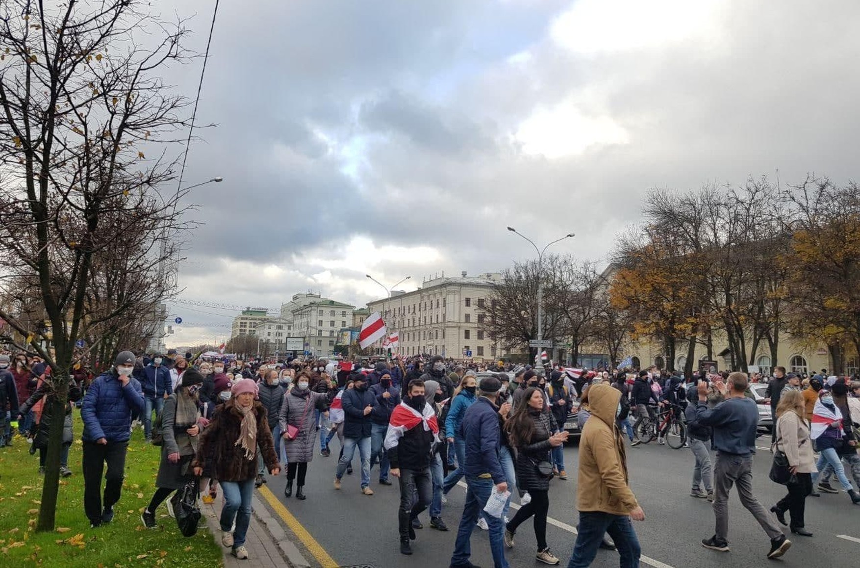 У Мінську проходить «Марш проти терору». Силовики масово затримують учасників протесту