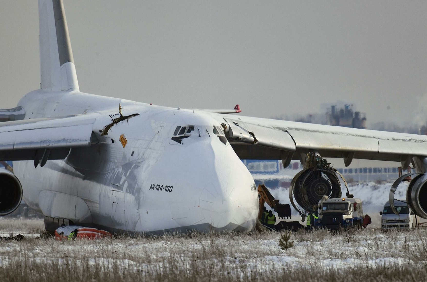 Причиною аварії літака Ан-124 в аеропорту Новосибірська назвали руйнування двигуна