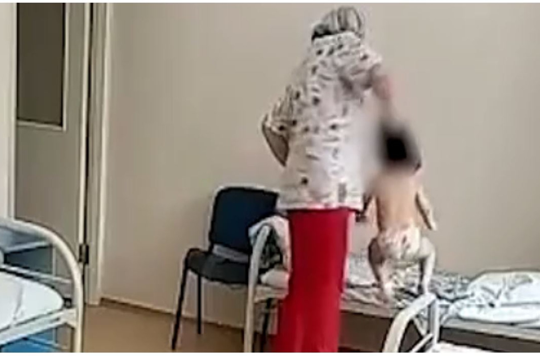 На медсестру з Новосибірська, яка схопила дитину за волосся і кинула на ліжко, завели кримінальну справу
