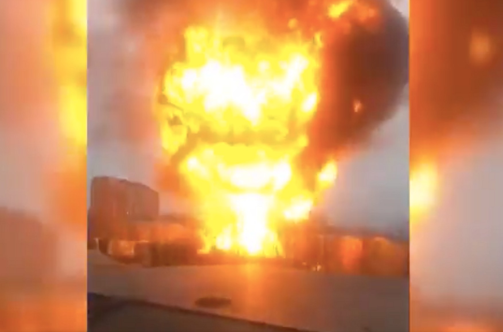 На півдні Москви сталася пожежа в ангарі з газовими резервуарами - відео