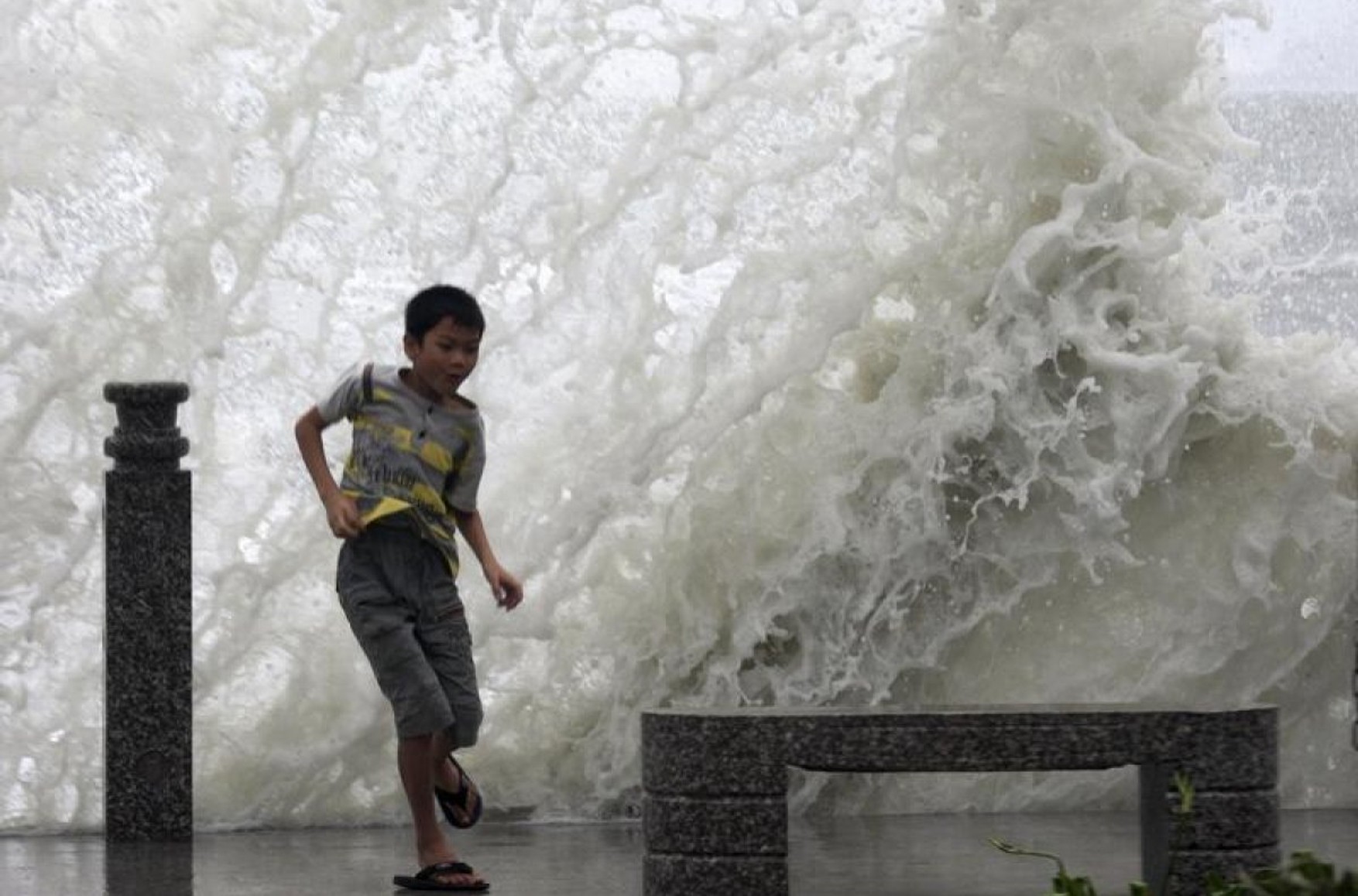 Влада Філіппін евакуювали понад мільйон людей через тайфун «Жени»