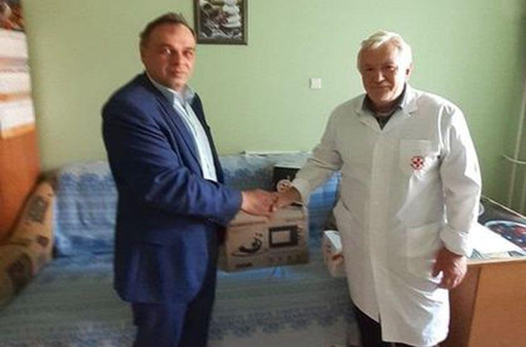 Хірурга з Новгородської області оштрафували за те, що він без маски прийняв допомогу від «Альянсу лікарів» для лікарні
