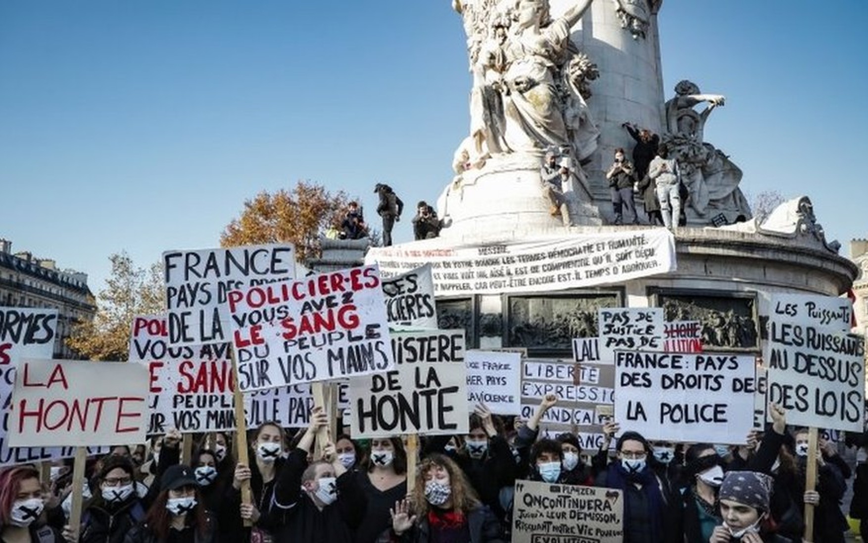 У Парижі поліція застосувала сльозогінний газ під час маршу протесту проти поліцейського насильства