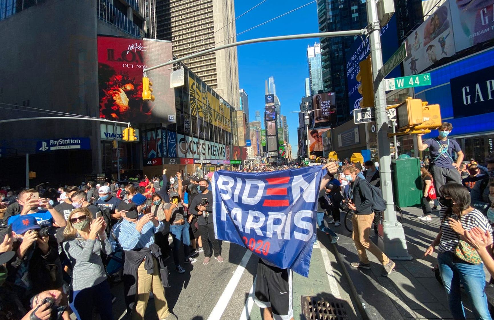 Громадяни США вийшли на вулиці святкувати перемогу Байдена на виборах - фото і відео