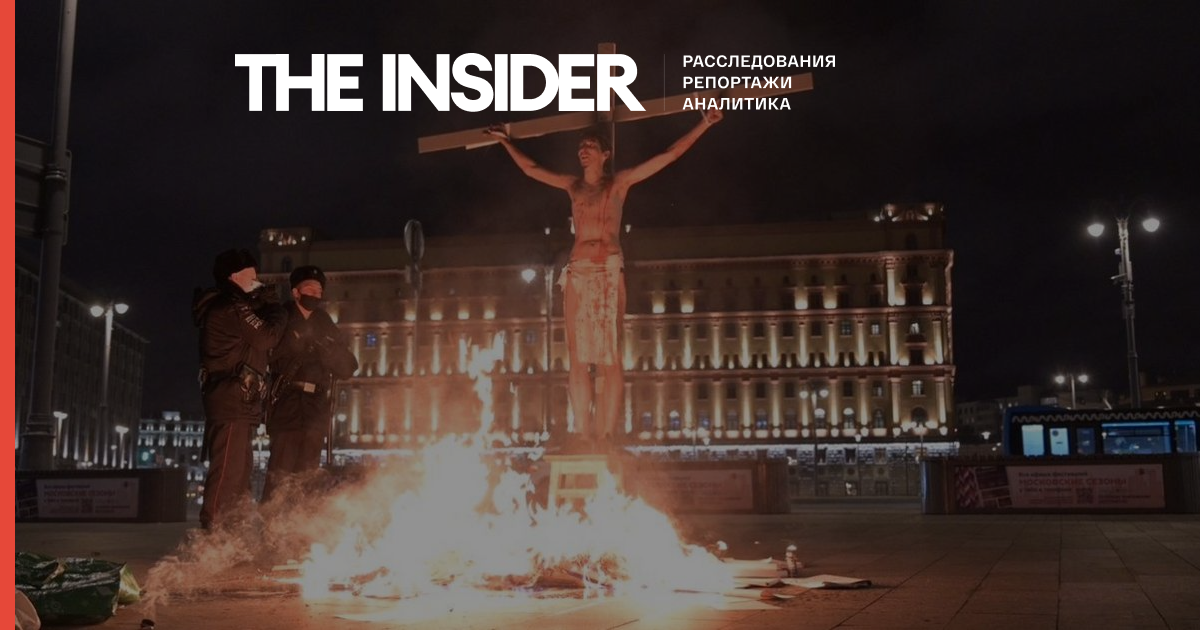 Акціоніст в образі Ісуса Христа «підпалив» себе на хресті біля будівлі ФСБ на Луб'янці