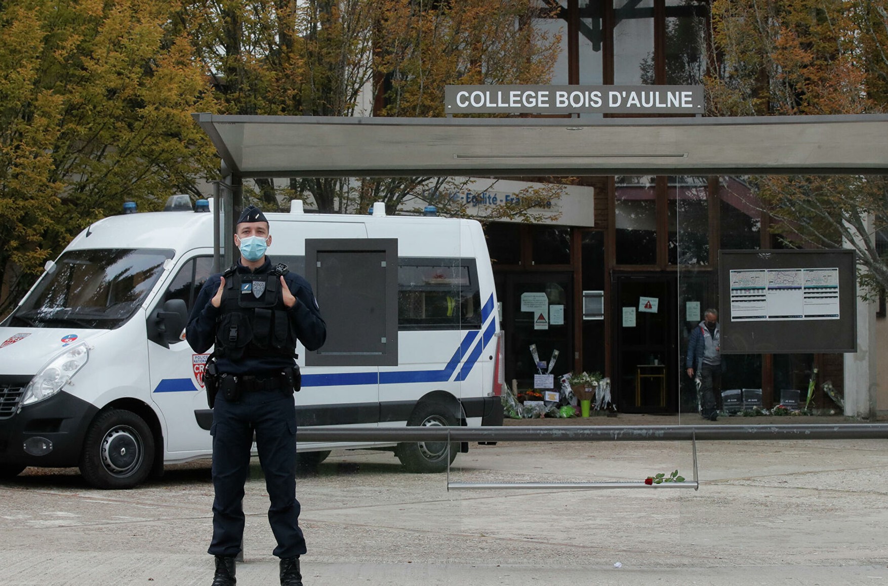 Чотирьом школярам у Франції пред'явили звинувачення через вбивство вчителя