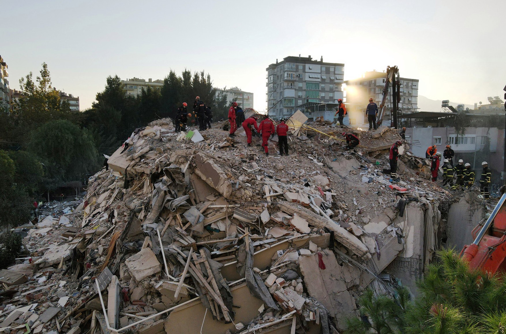Число загиблих в результаті землетрусу в Туреччині зросла до 100 людей, постраждали більше 994