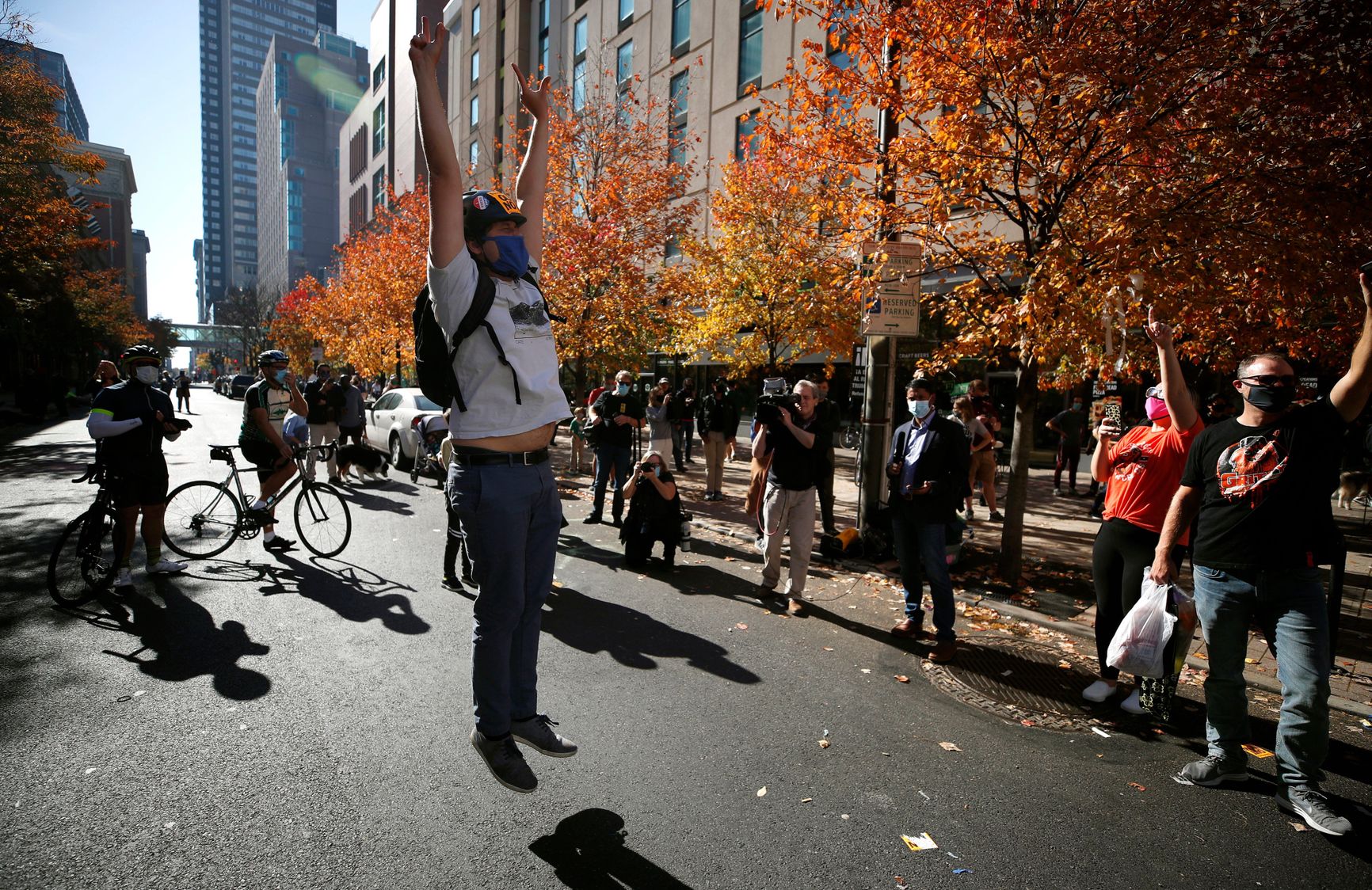 Громадяни США вийшли на вулиці святкувати перемогу Байдена на виборах - фото і відео