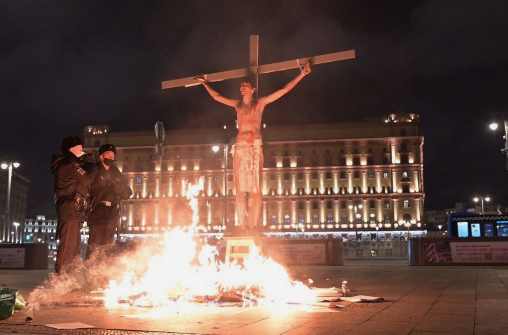 Акціоніст в образі Ісуса Христа «підпалив» себе на хресті біля будівлі ФСБ на Луб'янці