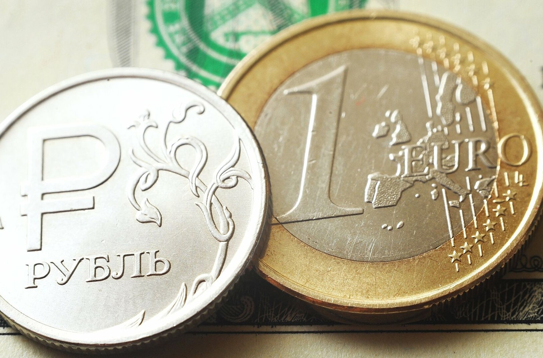 Курс євро перевищив 93 рубля, оновивши максимум з грудня 2014 року