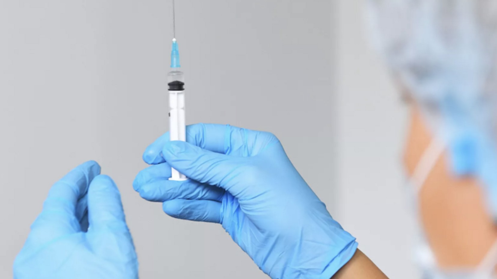Масову COVID-вакцинацію хочуть запустити по всій РФ до кінця тижня