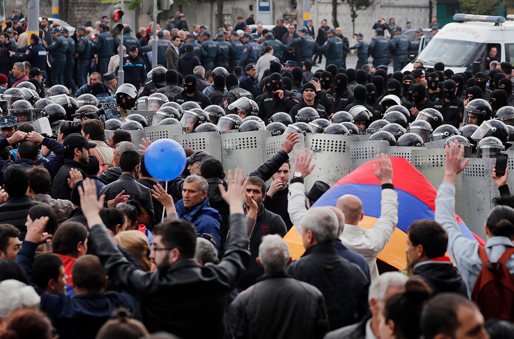 Виступаючі за відставку Пашиняна демонстранти намагаються встановити намети на площі Республіки в Єревані