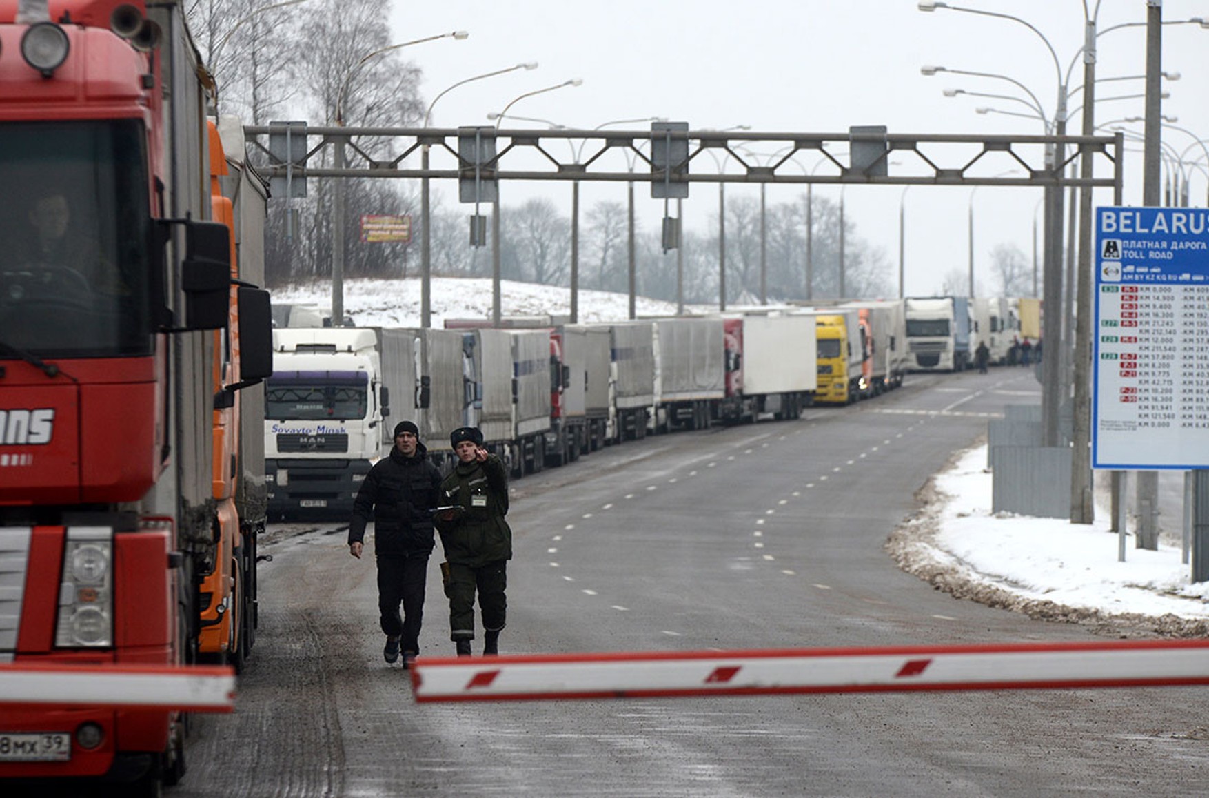 Влада Білорусії заборонили жителям залишати країну через наземні кордони