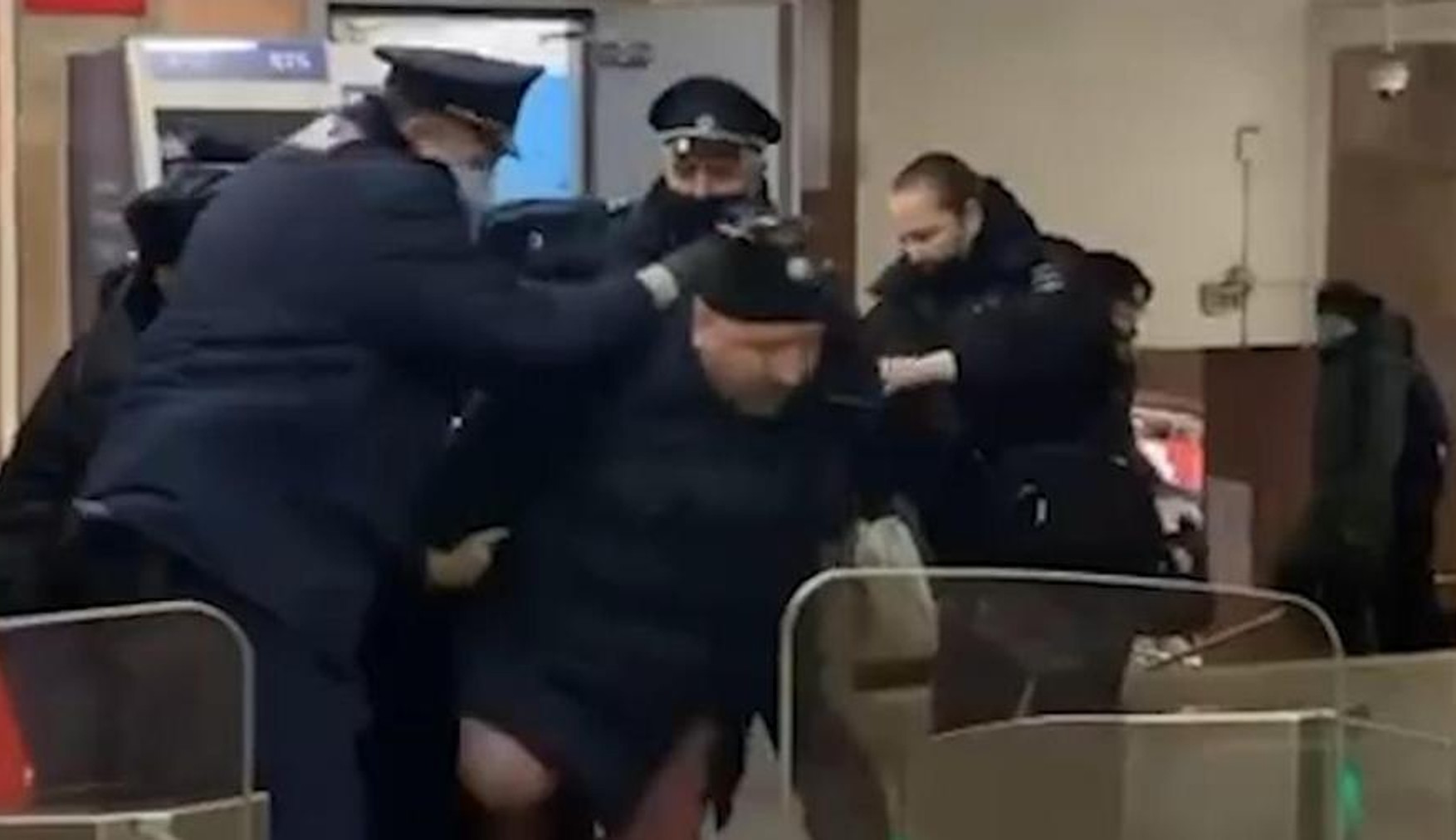 Чоловік помер під час затримання поліцейськими в московському метро