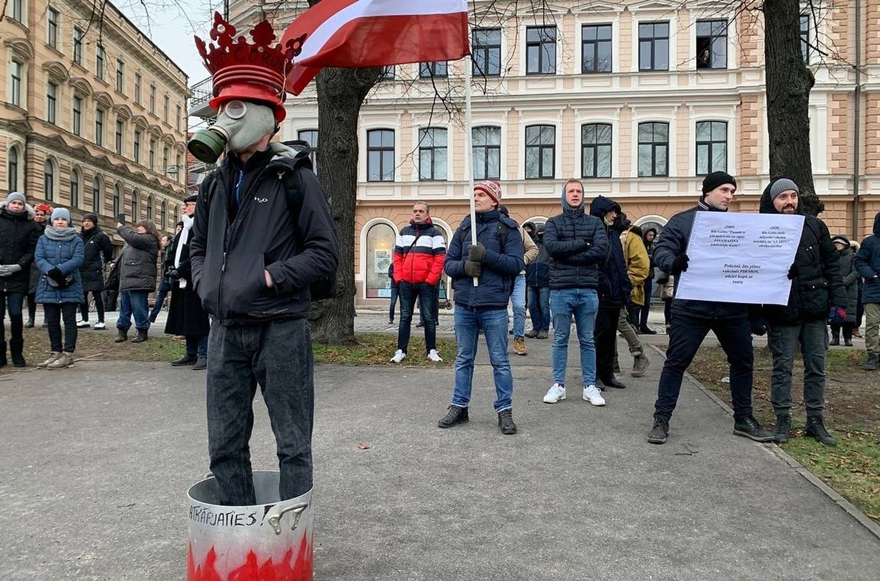У центрі Риги близько тисячі людей взяли участь в мітингу проти обмежень через COVID-19