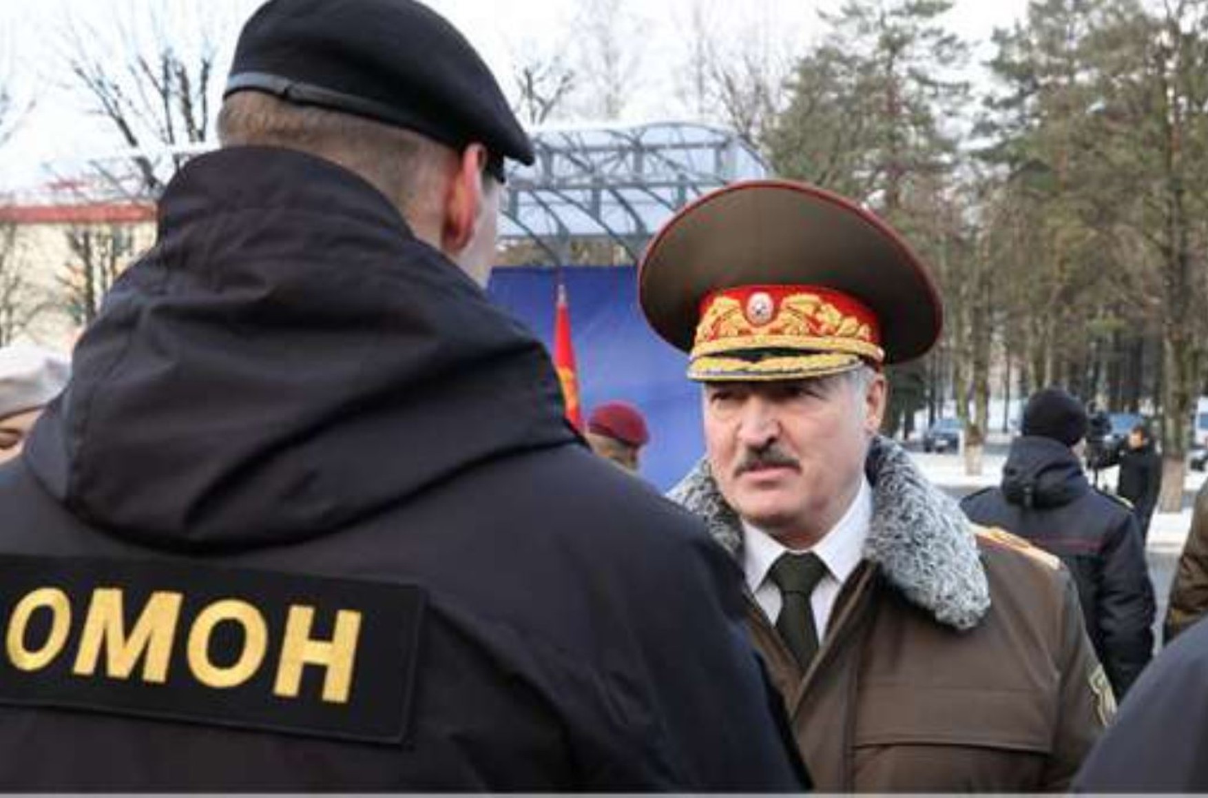 «Ви - повноцінний боєць ОМОНу» - Лукашенко вручили чорний берет омонівці «за особливі заслуги»