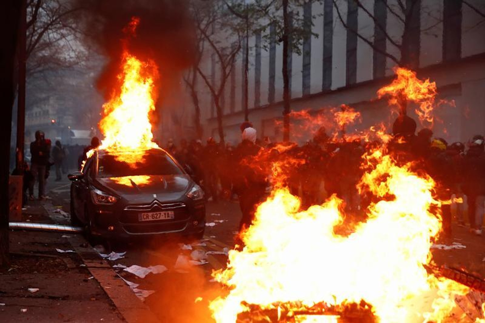У Франції проходять акції протесту проти законопроекту про зйомку поліцейських. Поліція застосовує сльозогінний газ, більше 20 людей затримано