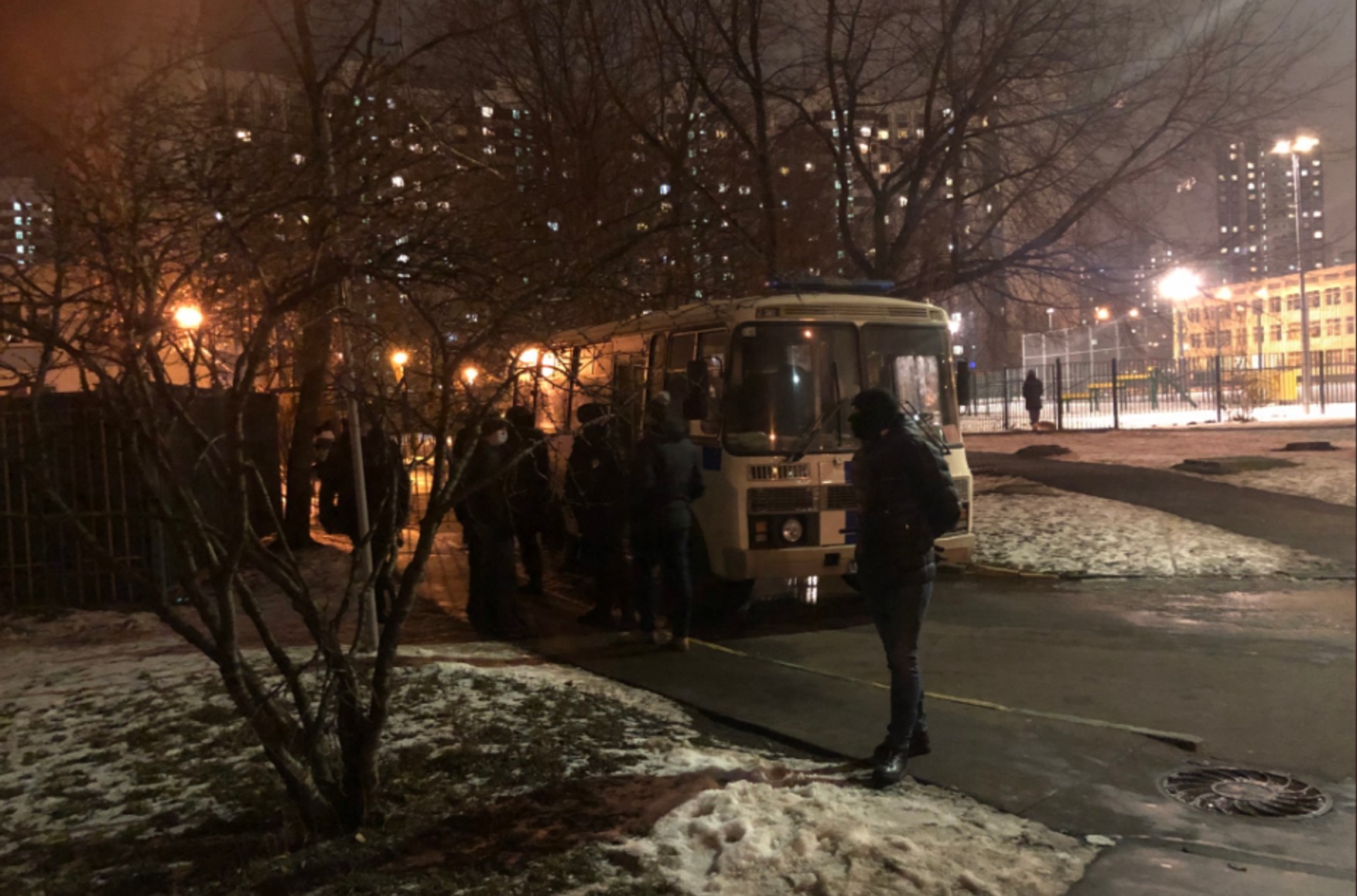 До будинку члена команди отруйників Навального приїхав автобус з ОМОНом