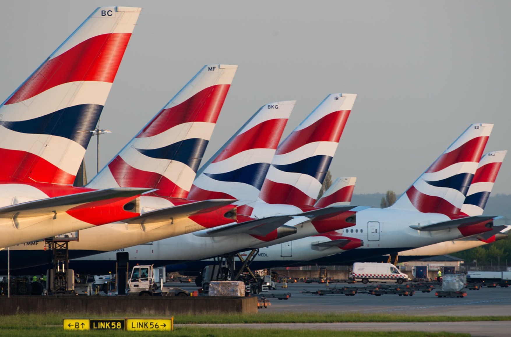 Кілька країн Європи припиняють авіасполучення з Британією через мутації коронавируса