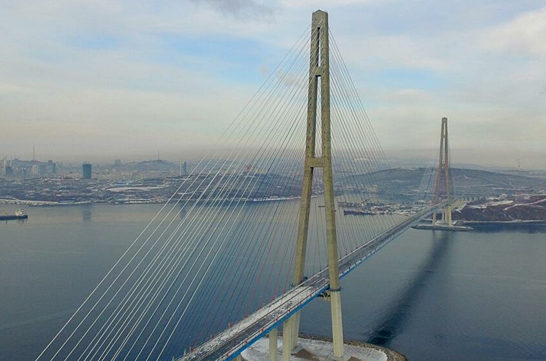 У Владивостоку відкрилося рух по мосту на острів Російська