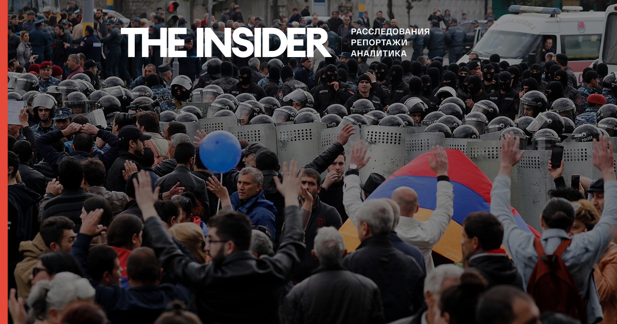 Виступаючі за відставку Пашиняна демонстранти намагаються встановити намети на площі Республіки в Єревані