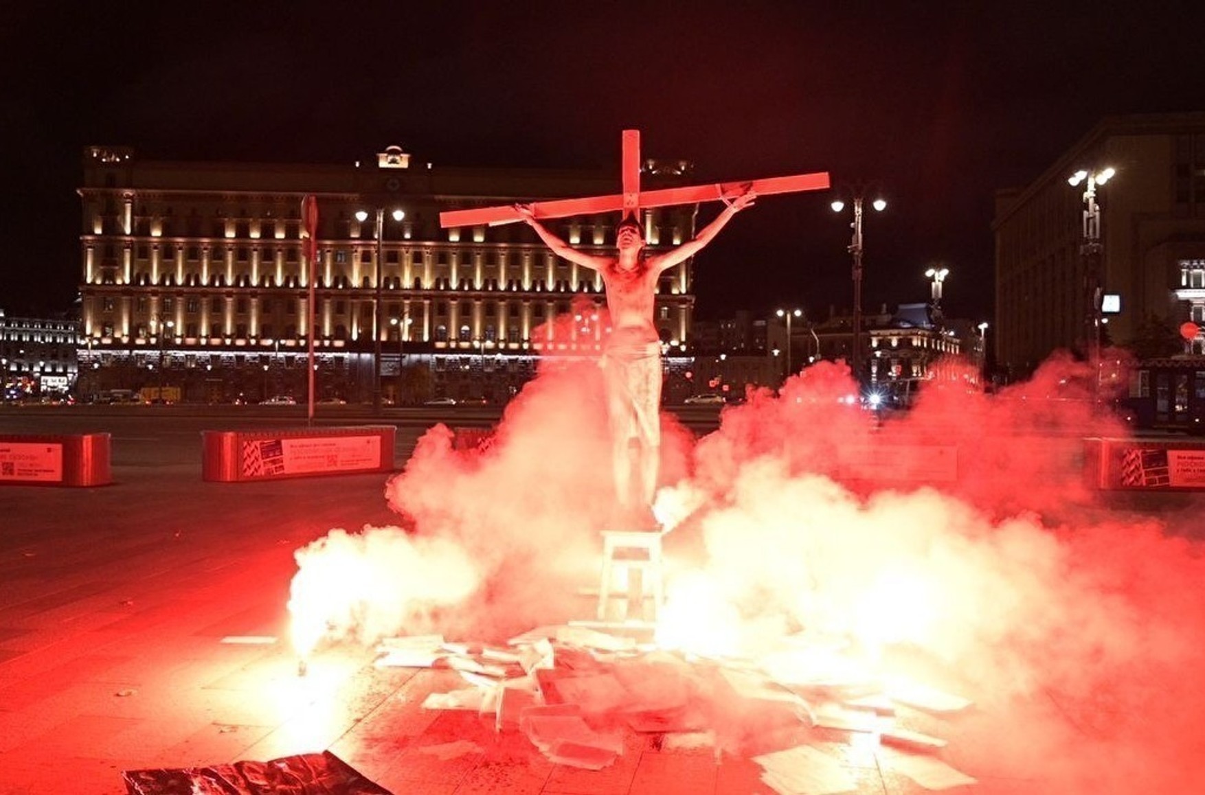 Акціоніста Павла Крисевича, «підпаливши» себе в образі Христа біля головної будівлі ФСБ, відрахували з РУДН