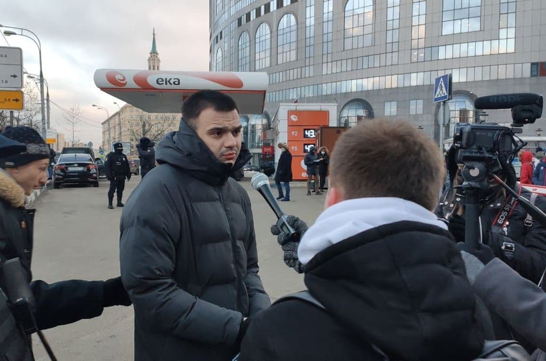 Співробітник ФБК Руслан Шаведдінов, який повернувся зі служби на Новій Землі, прийшов підтримати Юлію Галямін