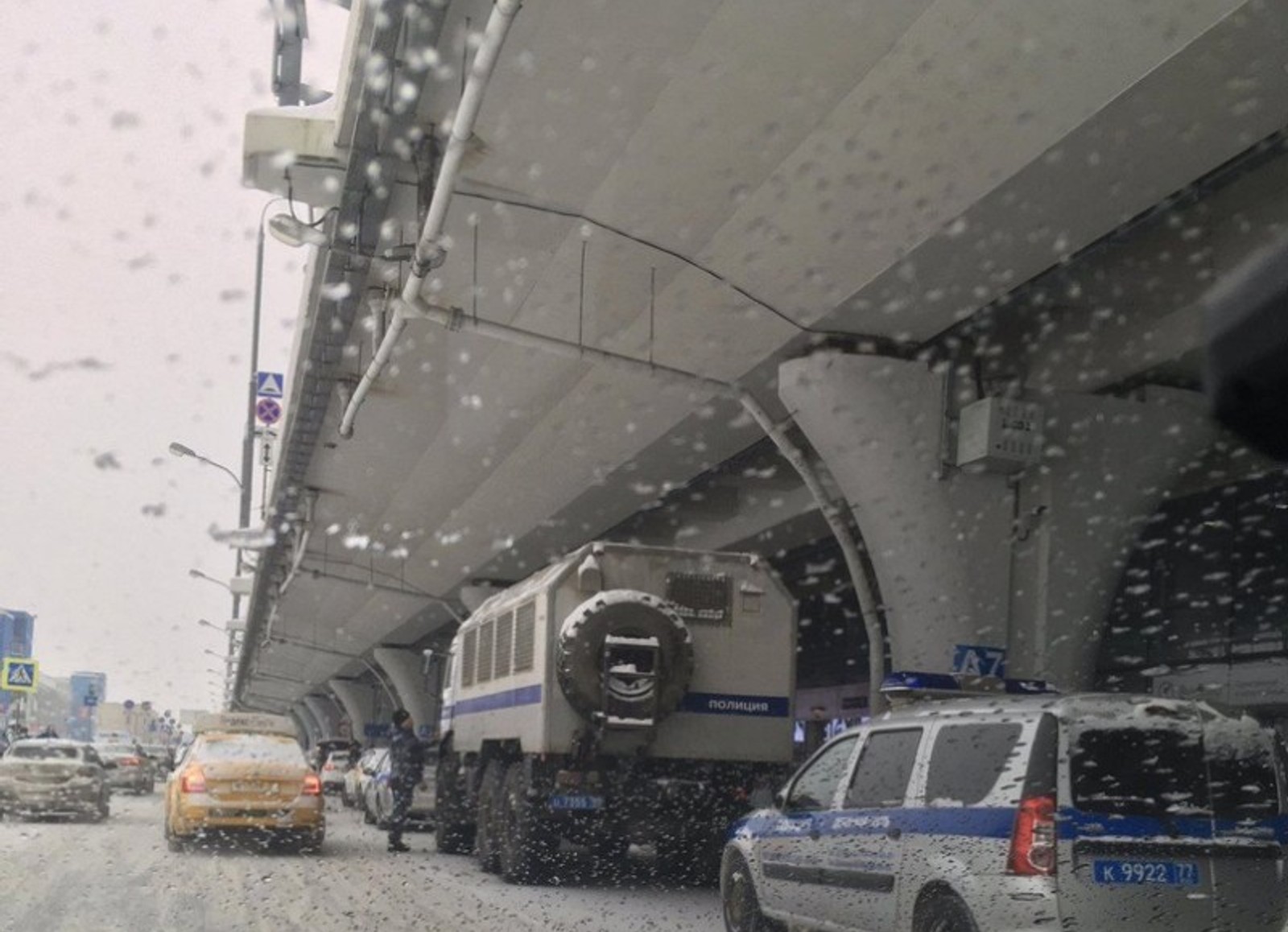 Очевидці повідомляють про автозаках у аеропорту Внуково, куди повинен прилетіти Навальний