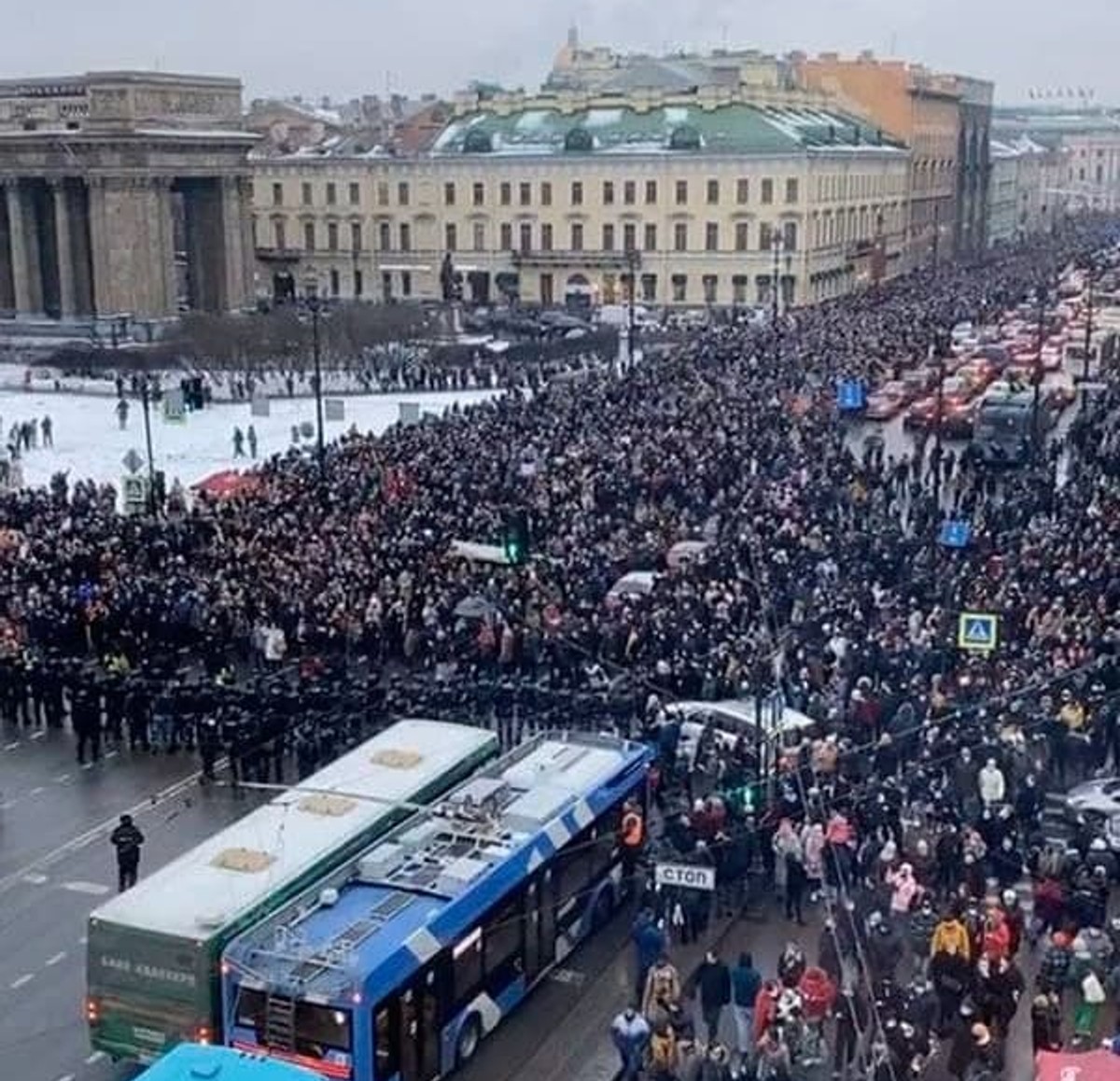 На мітингу в Петербурзі затримано більше 200 осіб