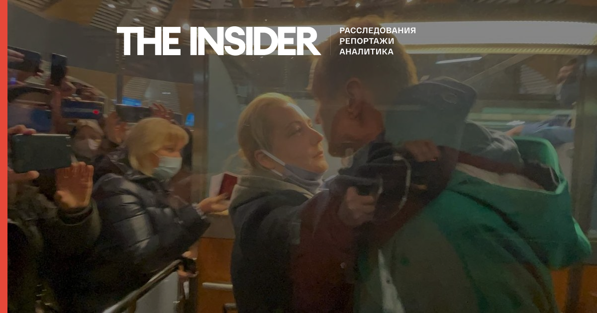 Як Навальний прилетів до Росії. Репортаж The Insider з літака і аеропорту - відео