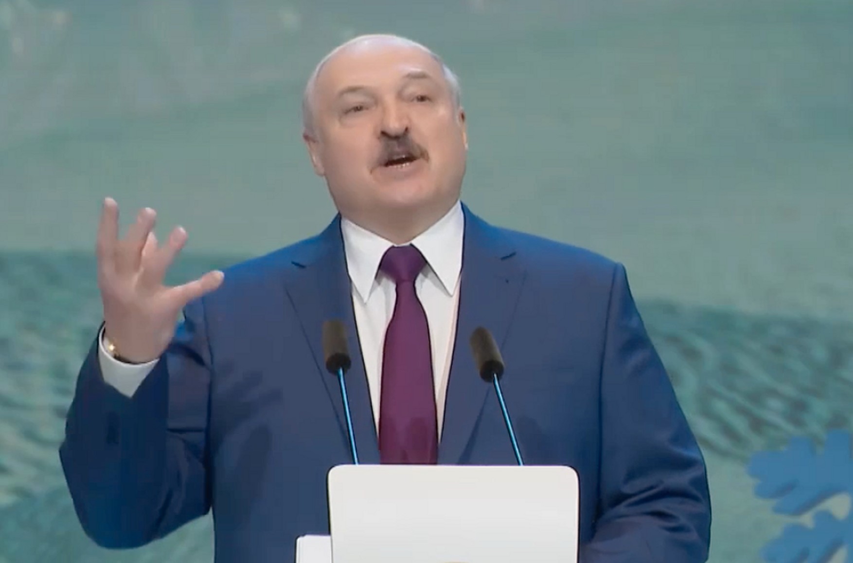 «При мені ви побачите в'янення цього спалахнула феєрверку - інтернету». Лукашенко нагородив державні ЗМІ